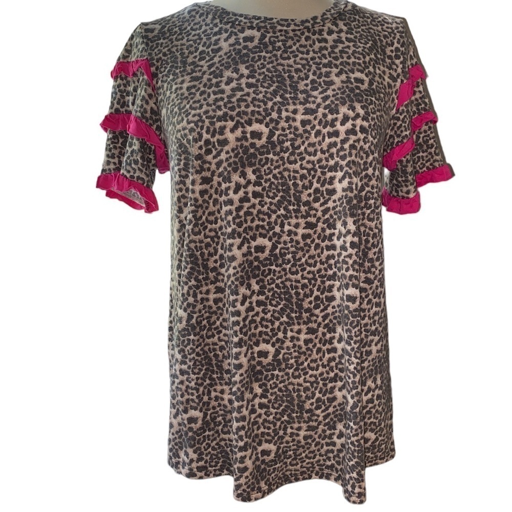 Now N Forever blouse short sleeves w/ruffles animal print round neck Size Small